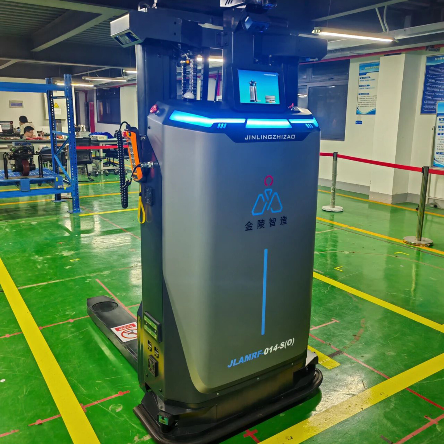 无人叉车设计-金陵智造新型无人叉车设计