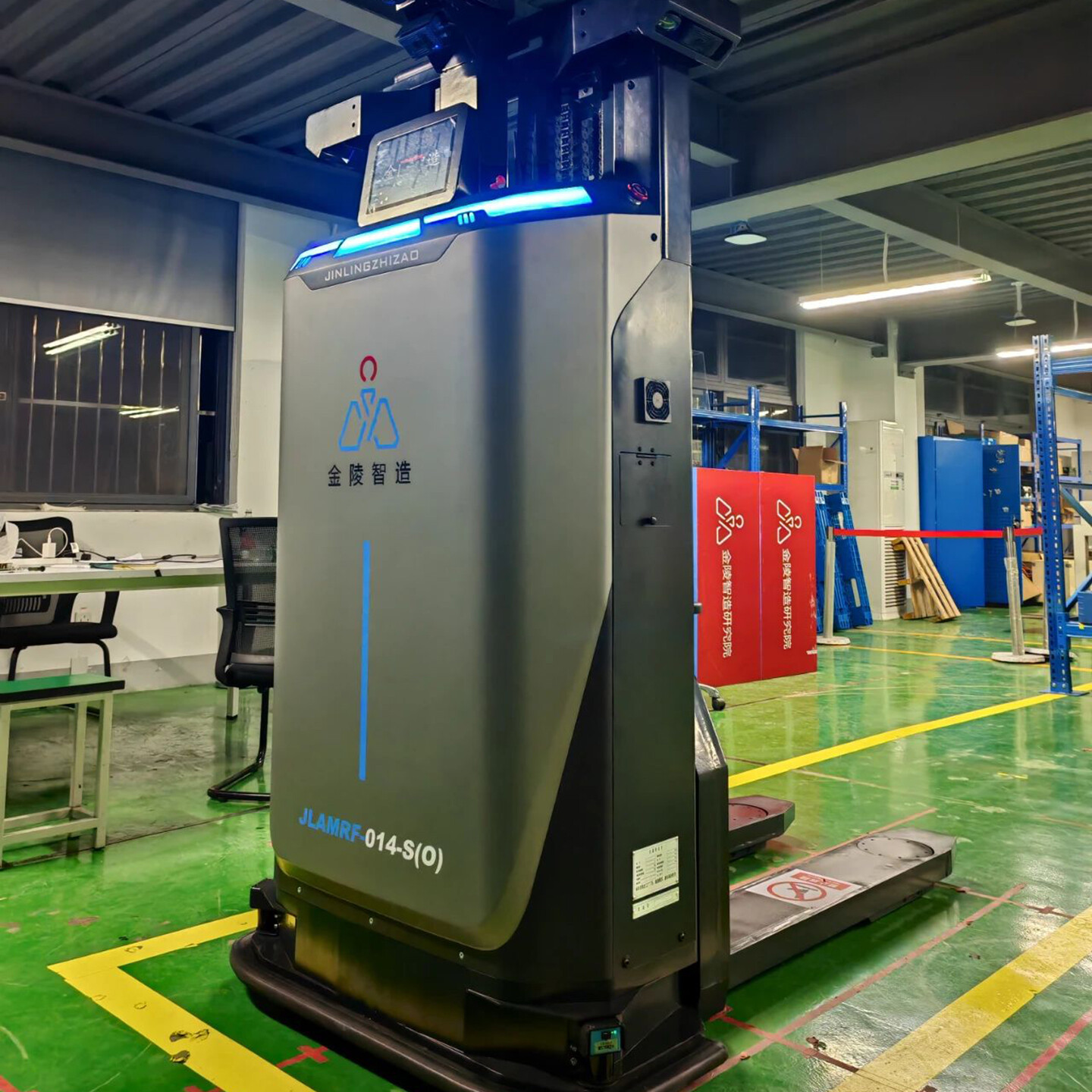 无人叉车设计-金陵智造新型无人叉车设计